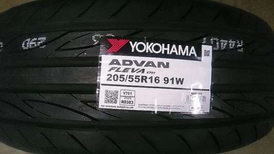 Yokohama Advan Fleva V701 245/35 R19 93W