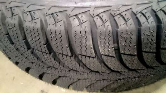 Goodyear Ultra Grip Ice + 215/55 R17 94T