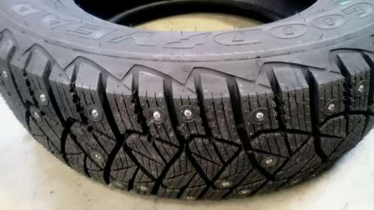 Goodyear Ultra Grip 600 215/55 R17 98T