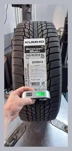 Kumho Wintercraft WI51 245/45 R19 102T